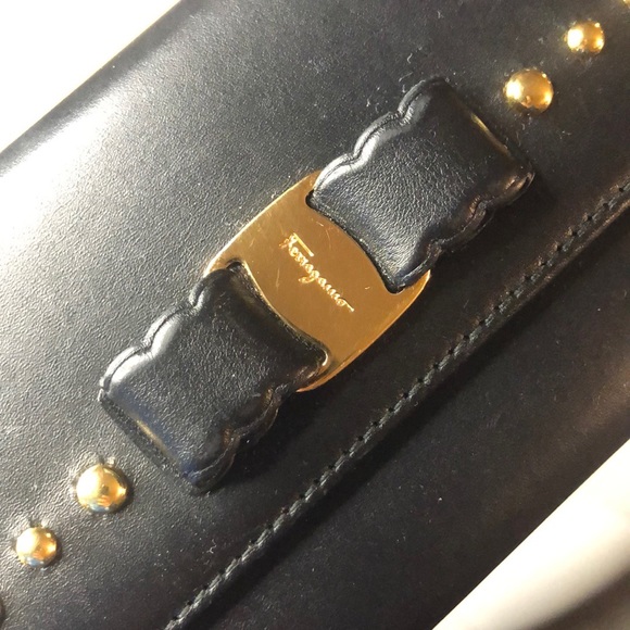🩷SOLD🩷Ferragamo Vara Bow with Gold Studs BLK Wallet - Picture 3 of 12